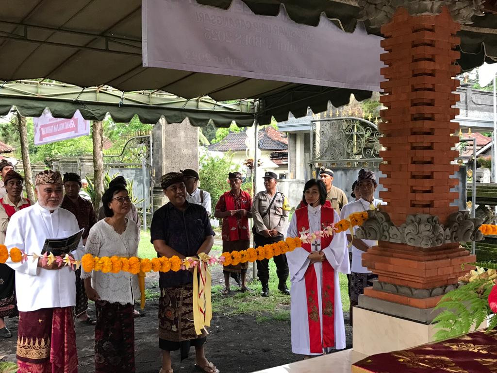 Perbekel Carangsari Resmikan Bale Lantang di Gereja Sinar Urip Carangsari